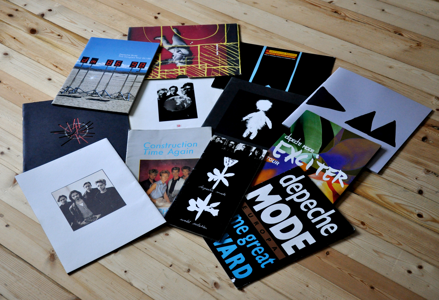 “Depeche Mode“ gerbėjų noras – grupės muzikantus Vilniuje pasitikti su oro balionu
