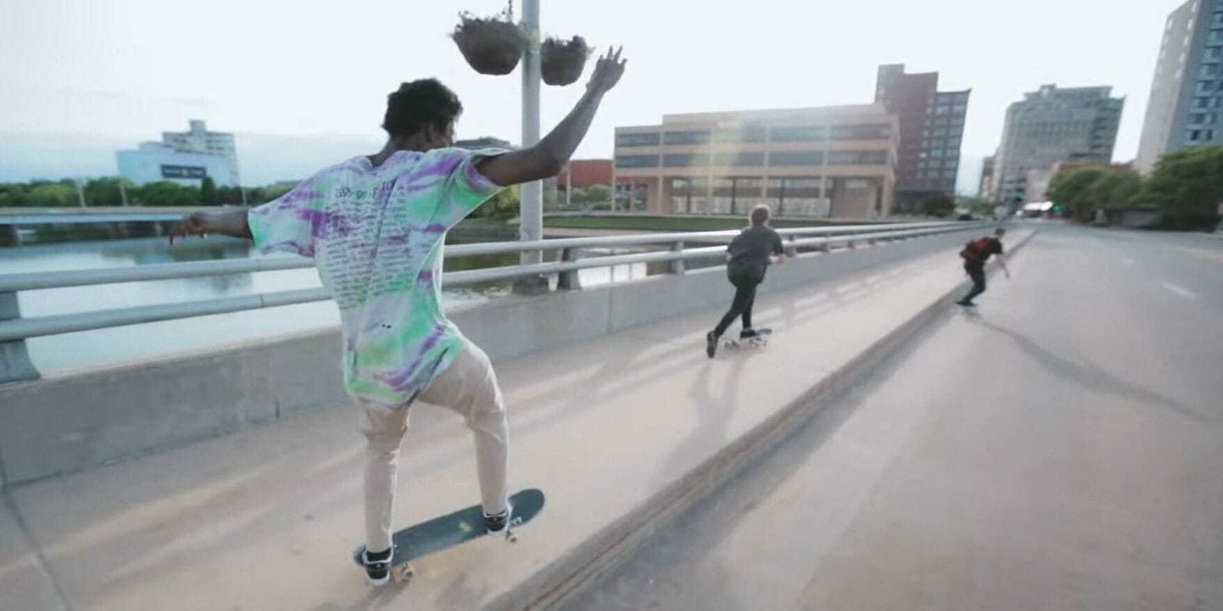 Kadras iš filmo "Minding the Gap"