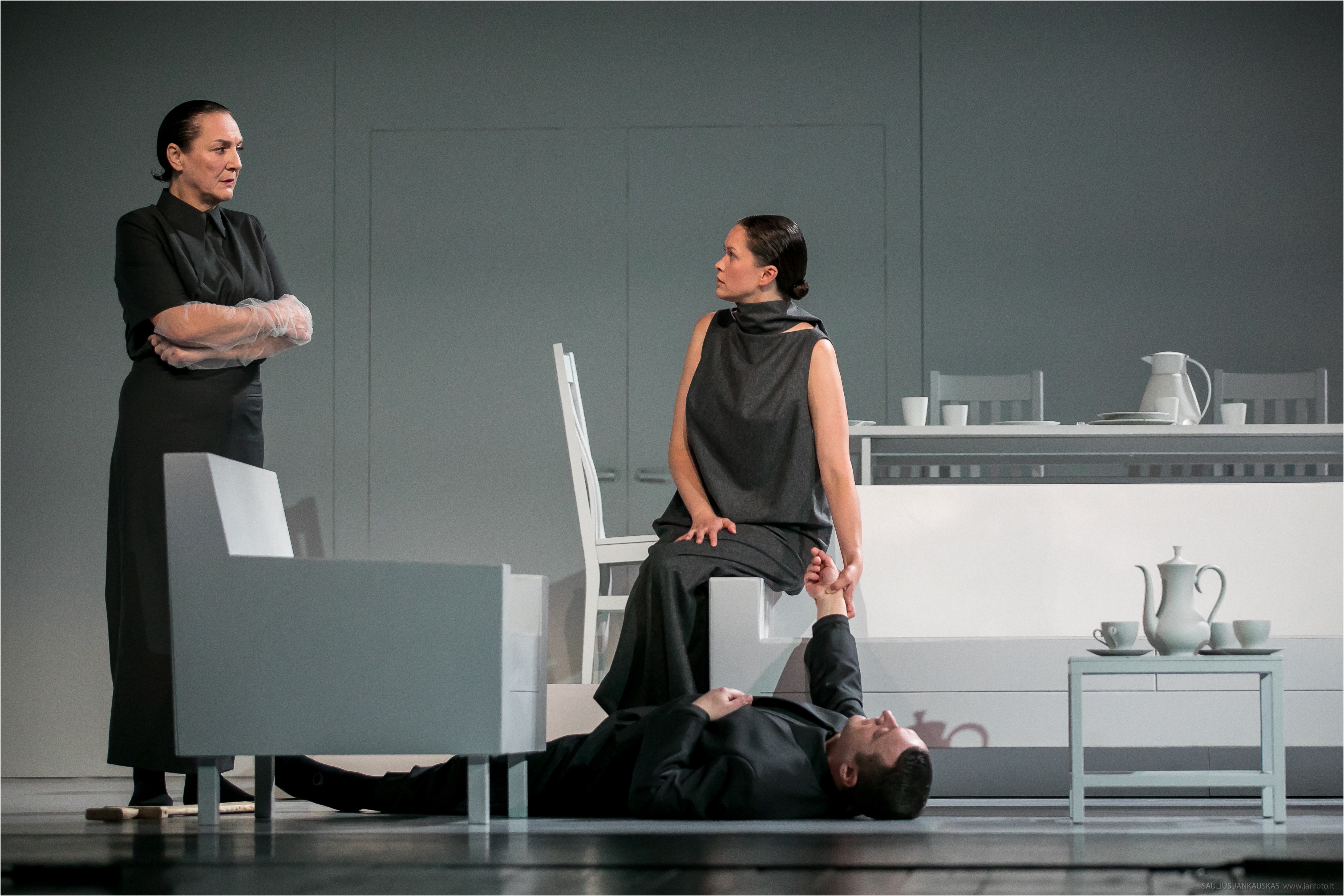 Eiti ar neiti. Teatras. (Spektaklių recenzijos)